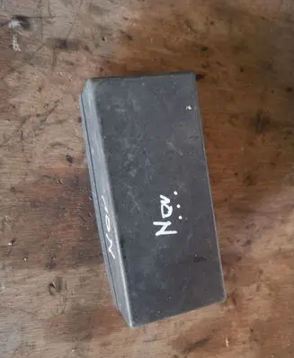 Nissan Navara D40 Fuse box cover 63564197