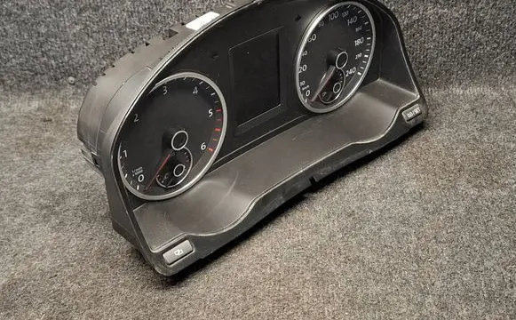 Volkswagen Tiguan Speedometer (instrument cluster) 5N0920882C