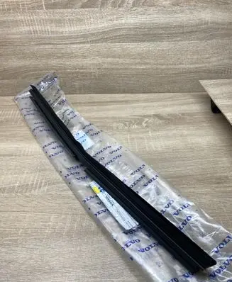 Volvo XC70 Rear door window/glass frame 8663940