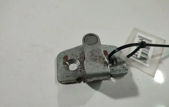 Opel Zafira B Front door lock loop/hook striker 96336