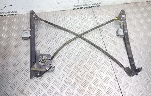 Rear door manual window regulator