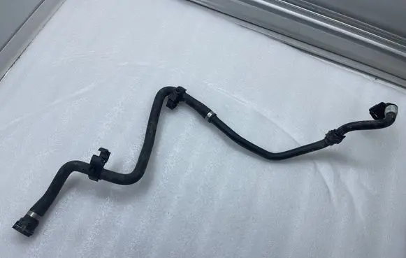 Engine coolant pipe/hose