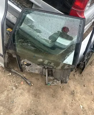 Rear door manual window regulator