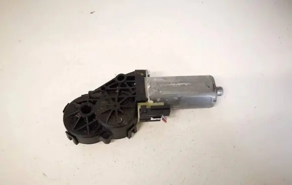 Volkswagen PASSAT B6 Seat adjustment motor 0390203224