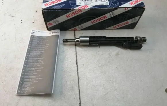 BMW M5 Fuel injector 13647599876 10213541