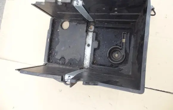 Ford Focus Battery box tray AM51-10723-AE