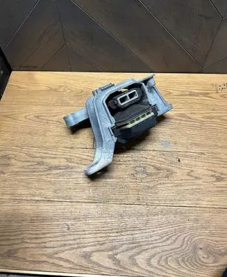 Engine mount bracket