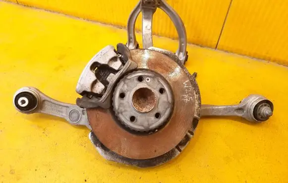 Front wheel hub spindle knuckle