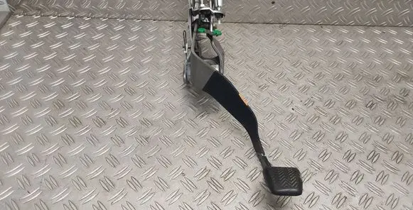Toyota RAV 4 (XA40) Clutch pedal 