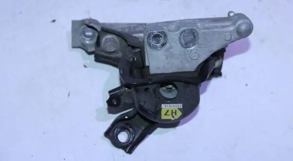 Toyota RAV 4 (XA40) Engine mounting bracket