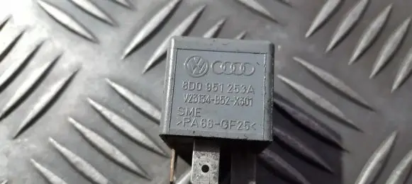 Volkswagen PASSAT B5.5 Other relay 8d0951253a v23134-b52-x301