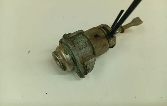 Hyundai i30 Front door lock (next to the handle)