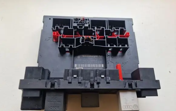 Volkswagen Golf V Fuse module 1K0937049F