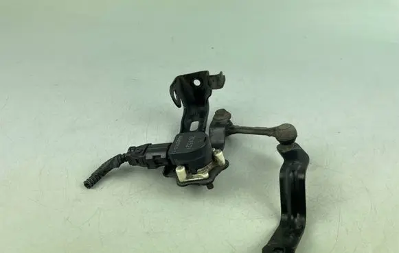 Toyota Prius (XW50) Rear air suspension level height sensor A065710-1 A0657101 7C1521