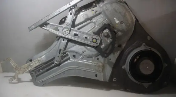 Rear window lifting mechanism without motor