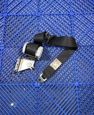 Toyota Auris E180 Middle seatbelt (rear) C7092