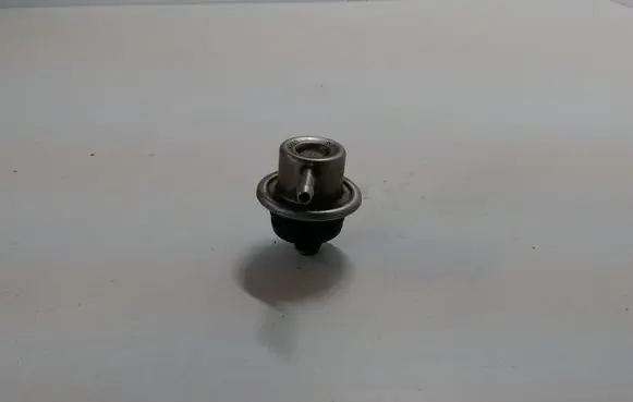 Audi A3 S3 8L Fuel pressure regulator 037133035