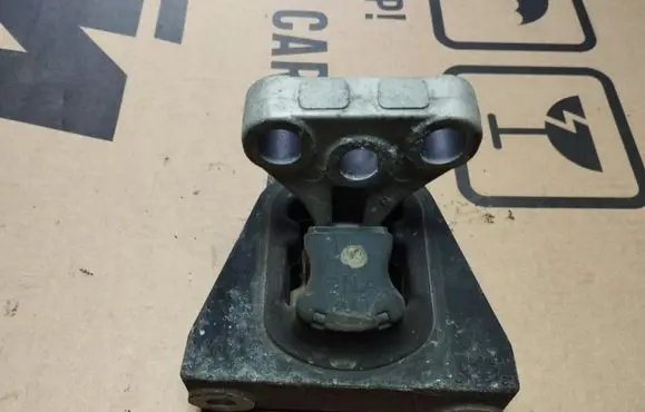 Honda Civic Engine mount bracket
