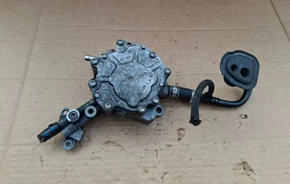 Volkswagen PASSAT B5.5 Vacuum pump 038145209C