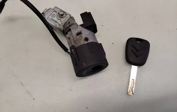 Citroen C4 I Ignition lock N0502455