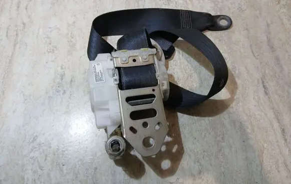 Toyota Avensis T270 Front seatbelt J082501