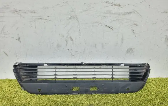 Toyota Avensis T270 Front bumper lower grill 53112-05090