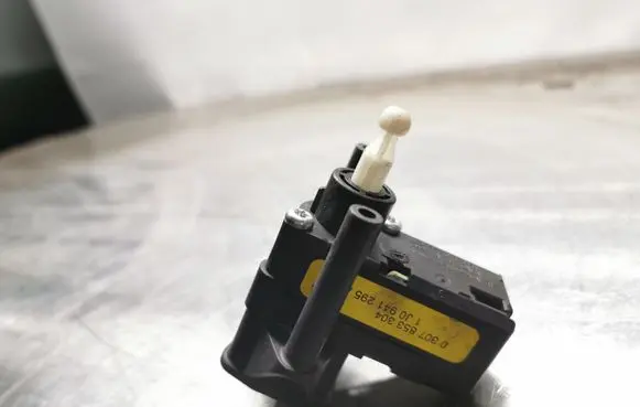 Headlight level adjustment motor