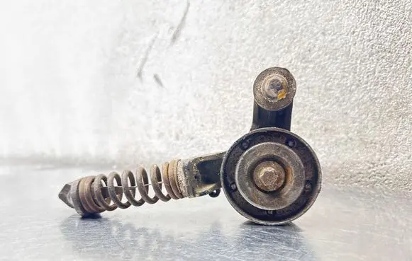 Opel Astra J Generator/alternator belt tensioner 55565236