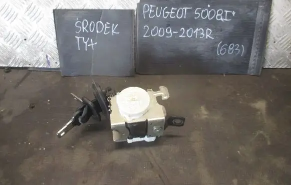 Peugeot 5008 Seat belt trim 