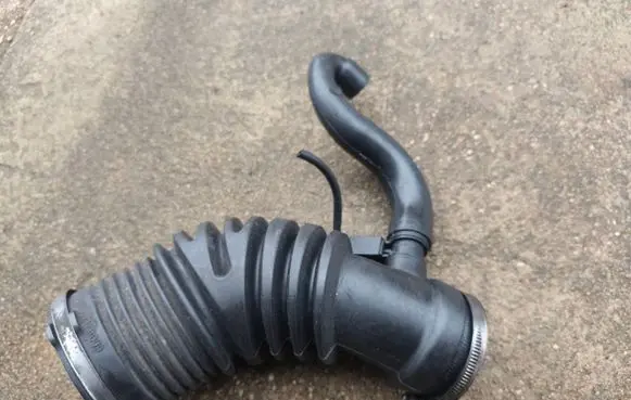 Jeep Grand Cherokee (WJ) Air intake hose/pipe A6650160087