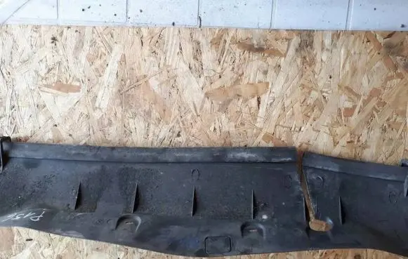 Mercedes-Benz E W124 Radiator trim 1245050388