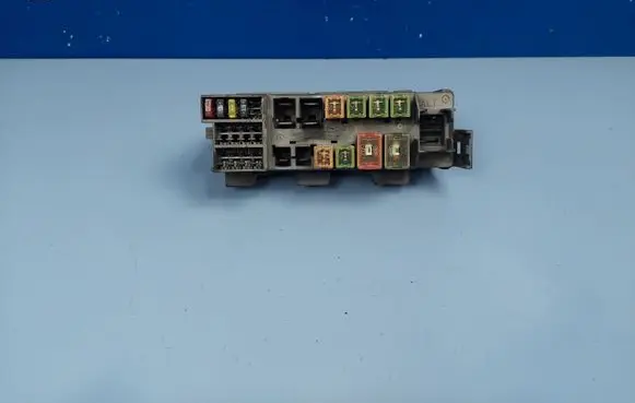 Nissan Primera Fuse module 24381AU000 71545078