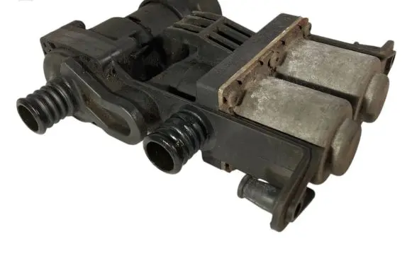 BMW 7 E38 Coolant heater control valve 8374994 0392020041