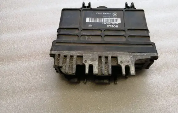 Volkswagen Golf III Engine control unit/module 032906026A 0261200764