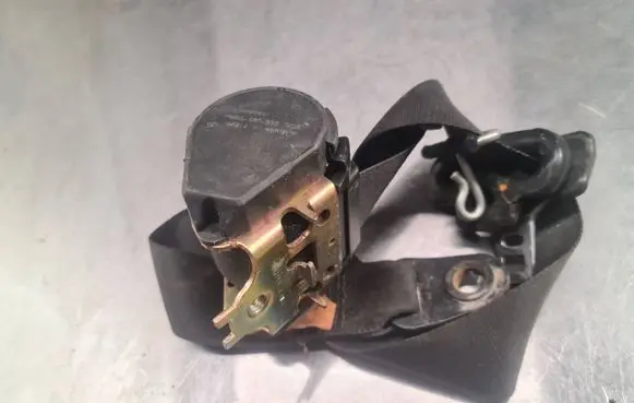 Ford Focus Front seatbelt E1040238 560626601