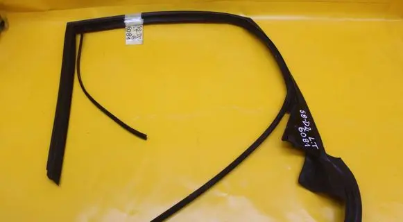 Audi A8 S8 D2 4D Rubber seal rear door window/glass 6081