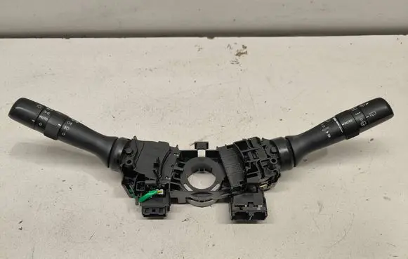 Toyota Avensis T270 Indicator stalk 0519017F373 0519017F381