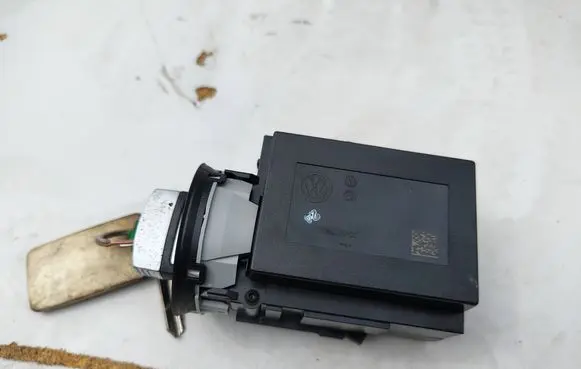 Volkswagen PASSAT B7 Ignition lock 3C0905843AA