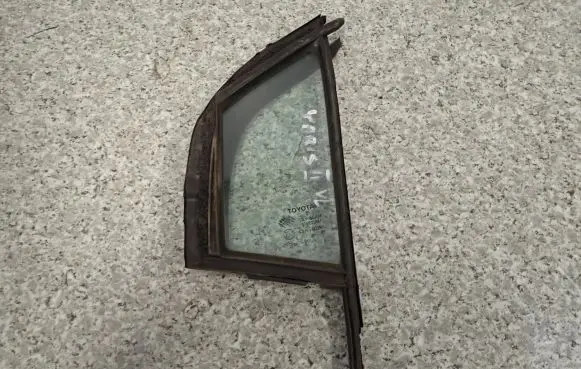 Toyota Yaris Sliding door window/glass 