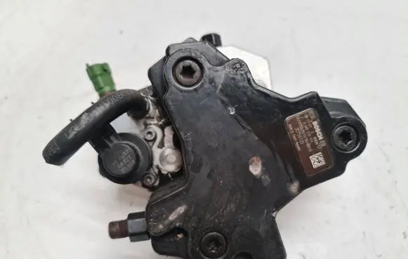 Volvo V70 Fuel injection high pressure pump 0445010111 80696 30756125