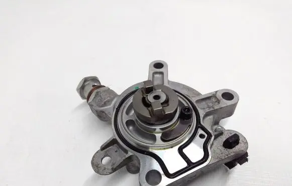 Mazda CX-3 Vacuum pump PE0718G00