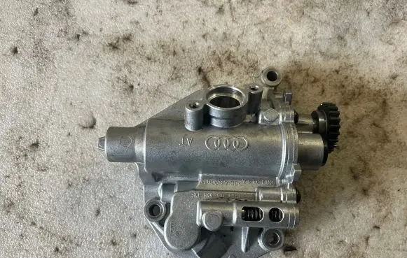 Audi A4 S4 B8 8K Oil pump 06H115105 06H115105D