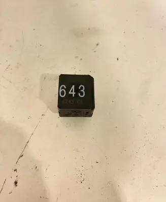 Volkswagen PASSAT B7 Other relay 8K0951253 643