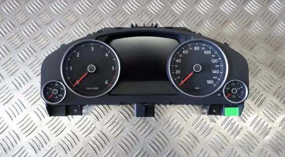 Volkswagen Touareg II Speedometer (instrument cluster) 7P6920981