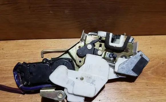 Suzuki Liana Rear door lock