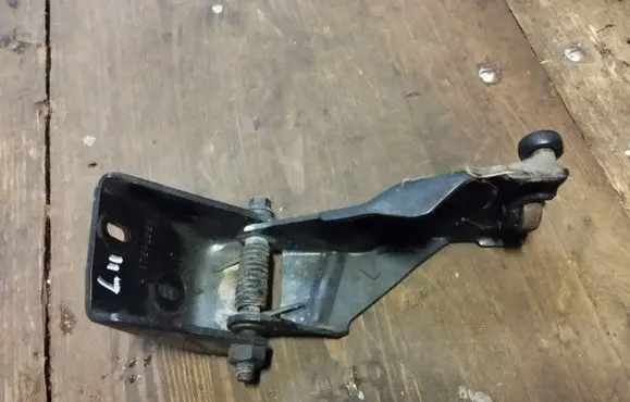Chrysler Town u0026 Country V Sliding door middle roller runner 05020673AC