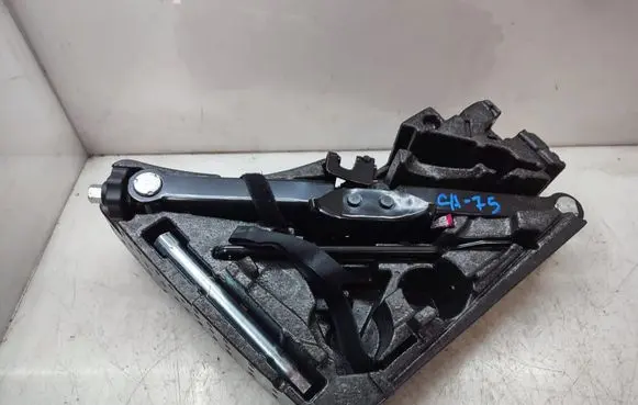 Audi Q7 4L Tool set 