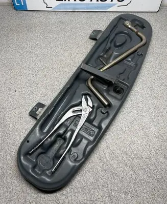 BMW 3 E46 Tool box 71111094910