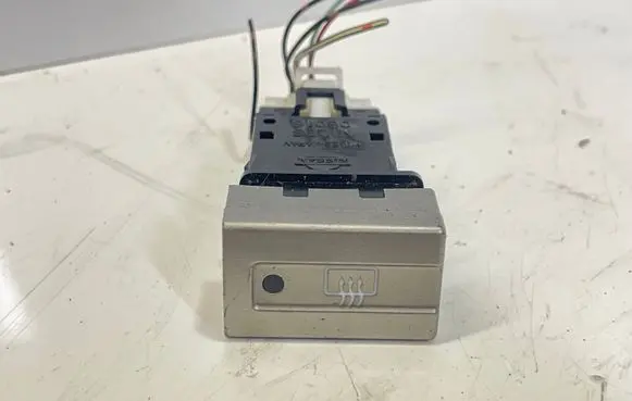 Nissan X-Trail T30 Windscreen/window heater switch 06016