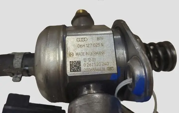 Audi A4 S4 B8 8K Fuel injection high pressure pump 06H127025N